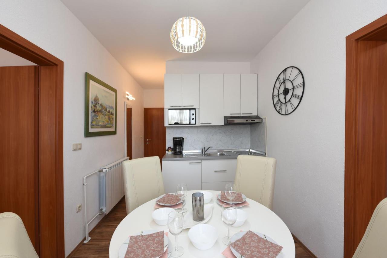 Apartments By The Sea Starigrad, Paklenica - 16421 المظهر الخارجي الصورة