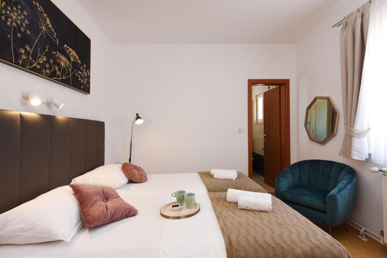 Apartments By The Sea Starigrad, Paklenica - 16421 المظهر الخارجي الصورة